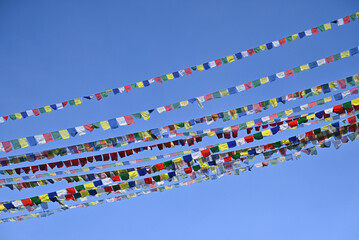 チベット仏教圏で見られるタルチョという五色の旗の写真 - obrazy, fototapety, plakaty