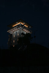 ネパールのポカラにあるサランコットの丘に建つ展望台