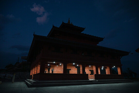 ネパールのポカラにあるサランコットの丘に建つ寺院