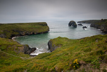 Obraz premium Nuns beach and virgin rock, Ballybunion, Ireland. Atlantic ocean. Cloudy sky.
