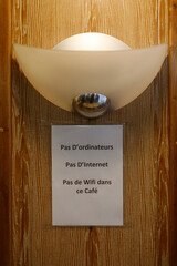 Sign in a bar in Paris, France : no computer, no internet, no wifi