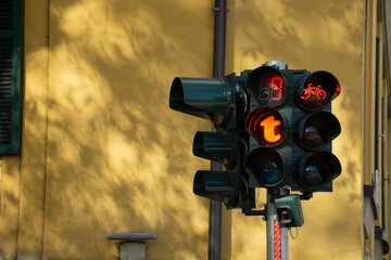 Tipico semaforo a Tirana, capitale dell'Albania, in cui il pallino rosso e' stato sostituito dalla t di Tirana, e con il simbolo rosso della bicicletta e il tempo di attesa