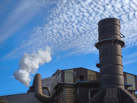 Incineradora para a reciclagem de lixo municipal deixando algum fumo branco no ar