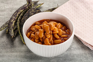 Canned white bean in tomato sauce