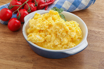 Scrambledd egg in the bowl