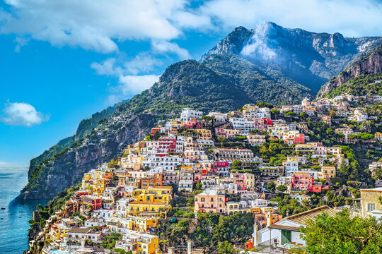 Positano an der Staatsstra&szlig;e SS 163 Amalfitana in Kampanien in S&uuml;ditalien in der Provinz Salerno