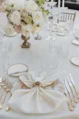 Perfect wedding table setting. Wedding in classic style. Table linen made of natural fabrics, linen.