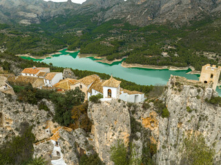 Fototapeta premium Vista aérea del Castell de Guadalest en el interior de la provincia de Alicante