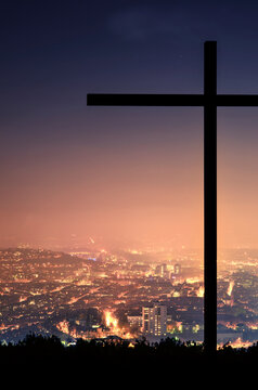 Aussicht auf Stuttgart vom Monte Scherbelino bei Nacht. View on Stuttgart City from Birkenkopf at Night. Kreuz Cross City Lights Big City 