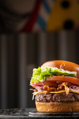 burguer de carne burguer de frango frango crocante frango recheado maionese molhos salada tomate ...