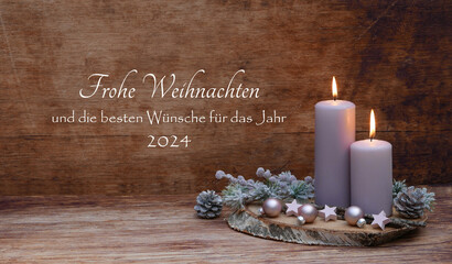 Weihnachtskarte: Romantische Weihnachtsdekoration mit zwei rosa brennende Kerzen, Tannenzweigen,...