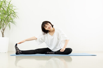 Fototapeta premium ストレッチをしている女性10