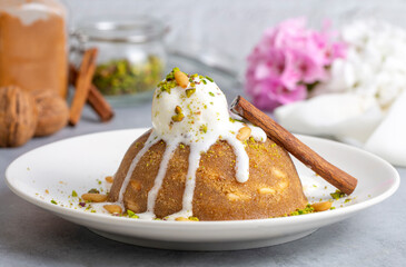 Semolina dessert with ice cream - Turkish name; dondurmali irmik helvasi