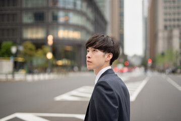 街を歩くビジネスマン