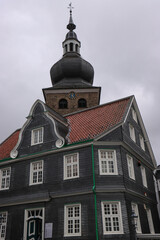 Fototapeta na wymiar Blickwinkel mit Kirche am Markt in Remscheid-Lennep