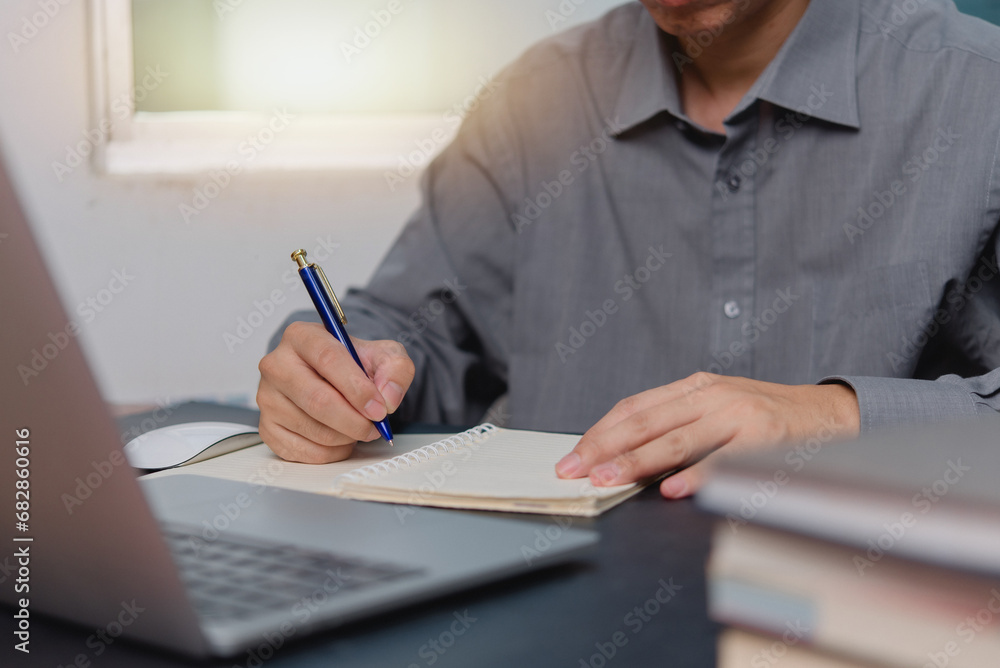 Aufkleber man hands with pen writing on notebook in the office.learning, education and work.writes goals, plan