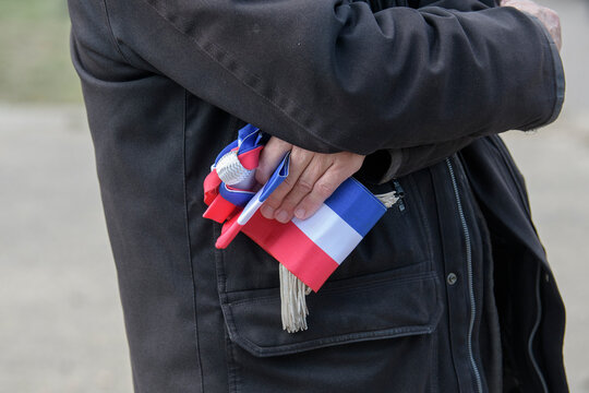 Un maire elu tient son echarpe tricolore dans sa main suite aux violences contre les elus qui se deploient en France.