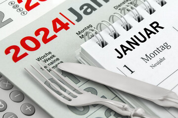 Deutscher Kalender mit Datum 1. Januar 2024    Besteck und Rechner