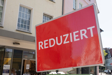 Schild Reduziert in der Fußgängerzone, Soest, Nordrhein-Westfalen, Deutschland, Europa