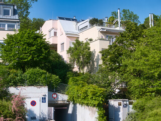 white house in the city