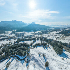 Ausblick auf das winterliche Ostrachtal vom Jochpass im Oberallgäu nahe Bad Hindelang