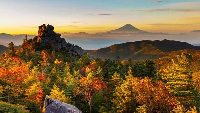 奥秩父山塊天狗峰から紅葉の天狗岩の朝日に輝く天空の剣と朝焼けの富士山Timelapse