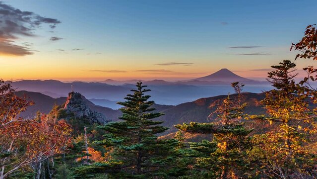 奥秩父山塊天狗峰から紅葉の天狗岩の朝日に輝く天空の剣と朝焼けの富士山Timelapse