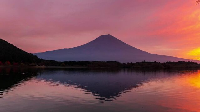 田貫湖の水面に映る朝焼け富士山Timelapse