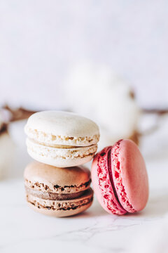Macarons color&eacute;s aux diff&eacute;rents parfums avec un fond clair