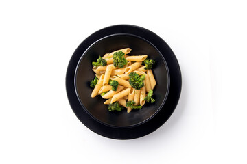 Piatto di pasta con broccoli visto dall'alto e isolato su fondo bianco, cibo italiano vegetariano 