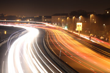 Fototapeta na wymiar Longue pose de nuit au dessus d'une autoroute