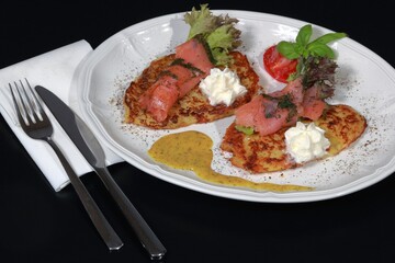 Rösti mit Lachs und Sahne