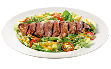 prato com salada de folhas verdes e tomate acompanhado de fatia de filé mignon grelhado isolado em fundo transparente