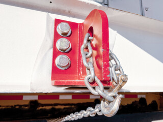 Container lifting lugs with a chaine 