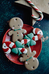 Christmas gingerbread on a red plate - obrazy, fototapety, plakaty