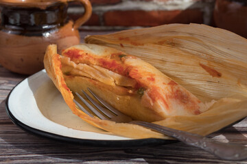 Tamal de rajas rojas listo para comer sobre mesa. Comida típica mexicana. Día de la Candelaria	