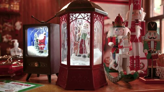 Cena de objetos decorativos para natal simulando neve com papai noel, festas de fim de ano, datas comemorativas