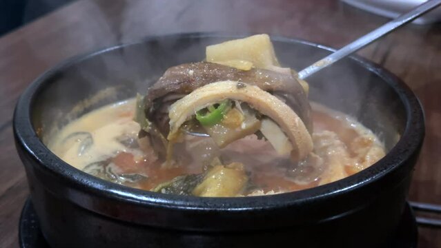 한국 뜨거운 탕과 찌개 보글보글 끓는 모습, 뚝배기 소내장탕