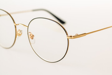 Women's round shape glasses with thin metal frame in gold color, fashion glasses for everyday wear
