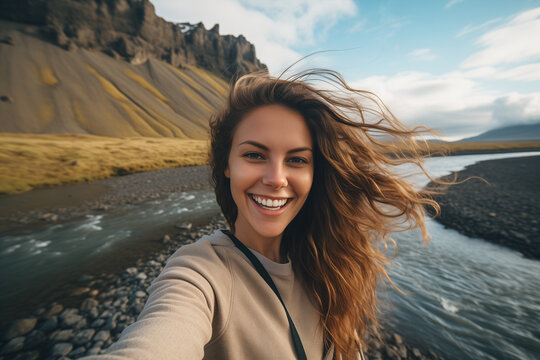 Mulher super feliz tirando selfie em um destino turístico. Foto para publicidade do período de férias.