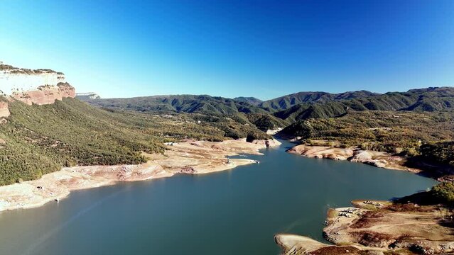 Vistas del Pantano de Sau, en &eacute;poca de fuerte sequ&iacute;a. La iglesia normalmente est&aacute; totalmente sumergida. 