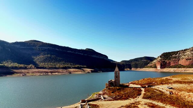 Vistas del Pantano de Sau, en &eacute;poca de fuerte sequ&iacute;a. La iglesia normalmente est&aacute; totalmente sumergida. 