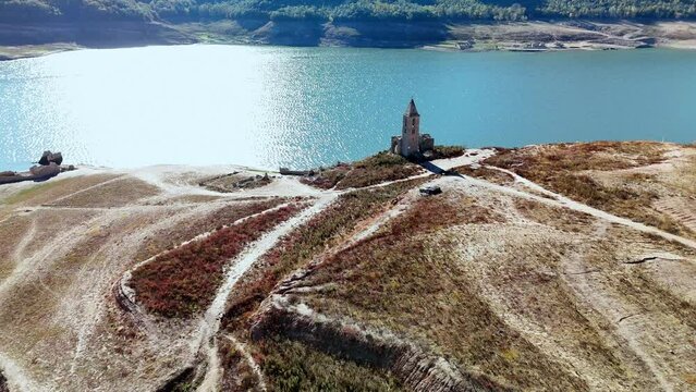 Vistas del Pantano de Sau, en &eacute;poca de fuerte sequ&iacute;a. La iglesia normalmente est&aacute; totalmente sumergida. 