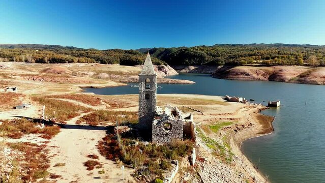 Vistas del Pantano de Sau, en &eacute;poca de fuerte sequ&iacute;a. La iglesia normalmente est&aacute; totalmente sumergida. 