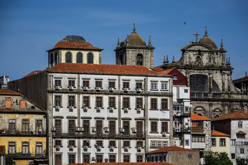 Obraz premium Panoramic view of the picturesque multicolored buildings in the historic center of the Porto city. Porto, Portugal.