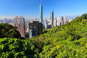 Fototapeta premium Taipei City urban skyline view from Elephant Mountain