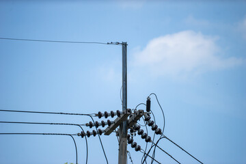 An electrical pole that shows the disorder in the arrangement of the cables.
