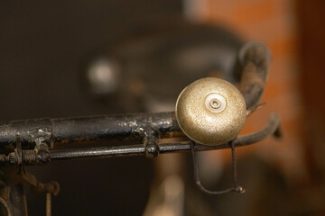 昭和の時代の古い自転車。古くなっても重厚感がある。さびや傷も勲章である