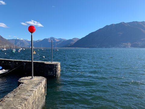 Hafen in der Stadt Locarno Minusio am Ufer vom See : Lago Maggiore im Tessin - Schweiz. Mit Blick &uuml;ber das Wasser zauf die Magadinoebene und die Berge Pizzo Paglia, Camoghe, Gazzirola, Pizzo di Claro