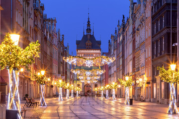 Golden gate of Long market decorated with Christmas illuminations at night, Gdansk, Poland. - obrazy, fototapety, plakaty